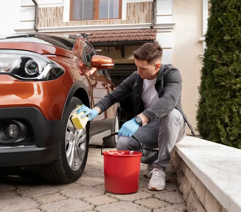Lavage auto à domicile Rogna : professionnel intervenant sur un véhicule